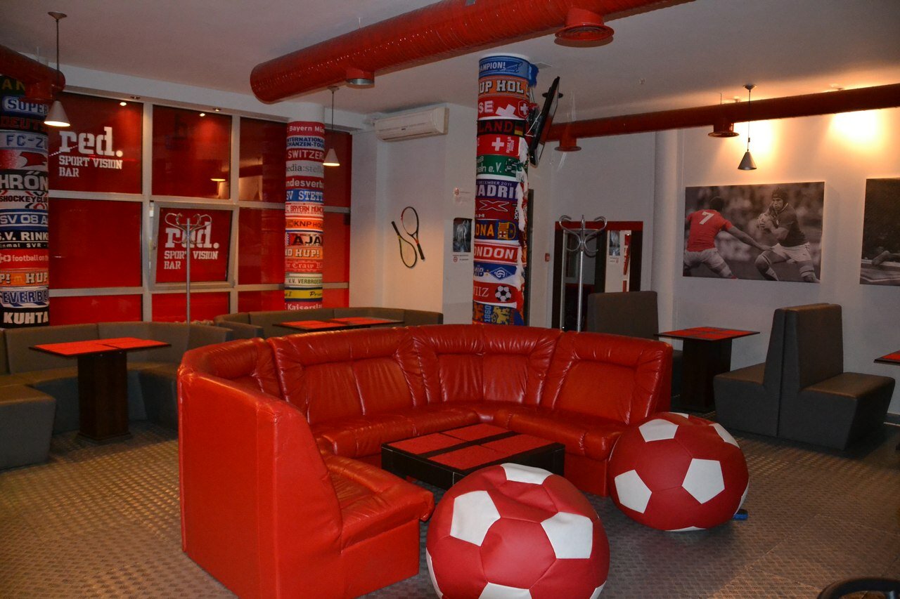 Спортивный бар. Спорт бар. Спорт бар интерьер. Мебель для спорт бара. Футбольный бар.