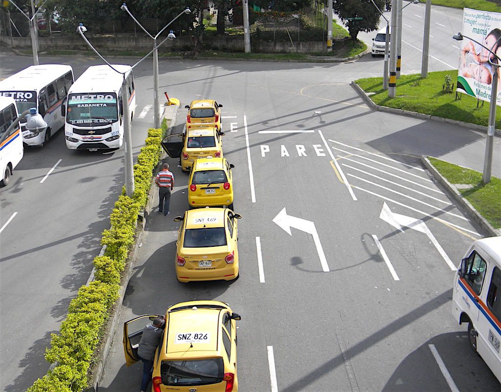 Taxis lined up at the Sabaneta metro station