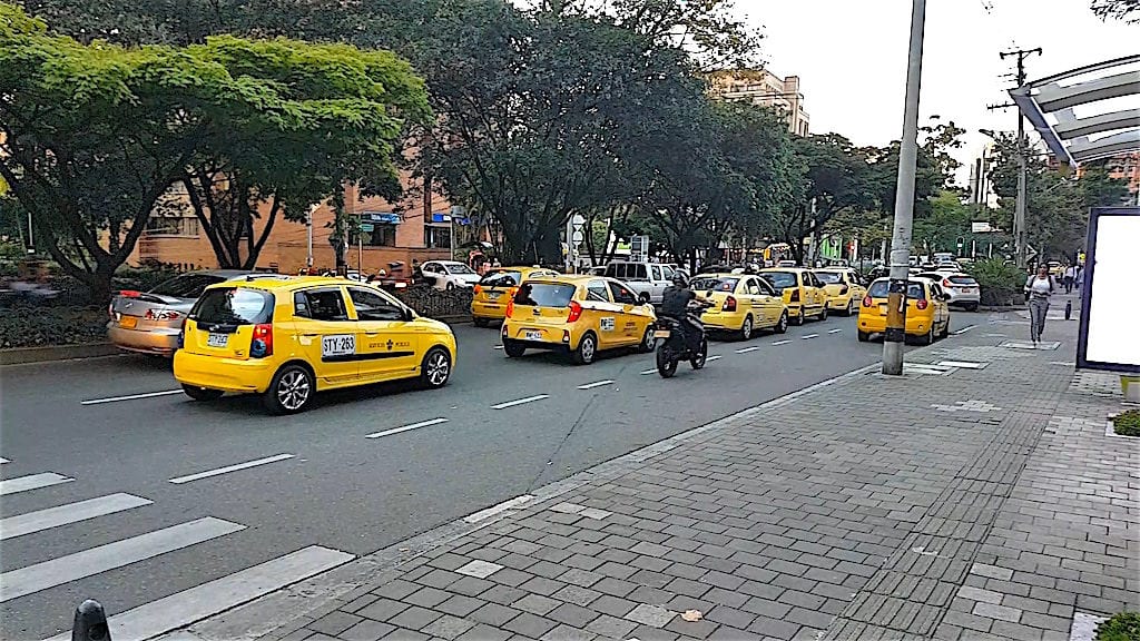 A normal day in El Poblado in Medellín with many taxis