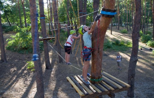 высокий веревочный парк для подростков