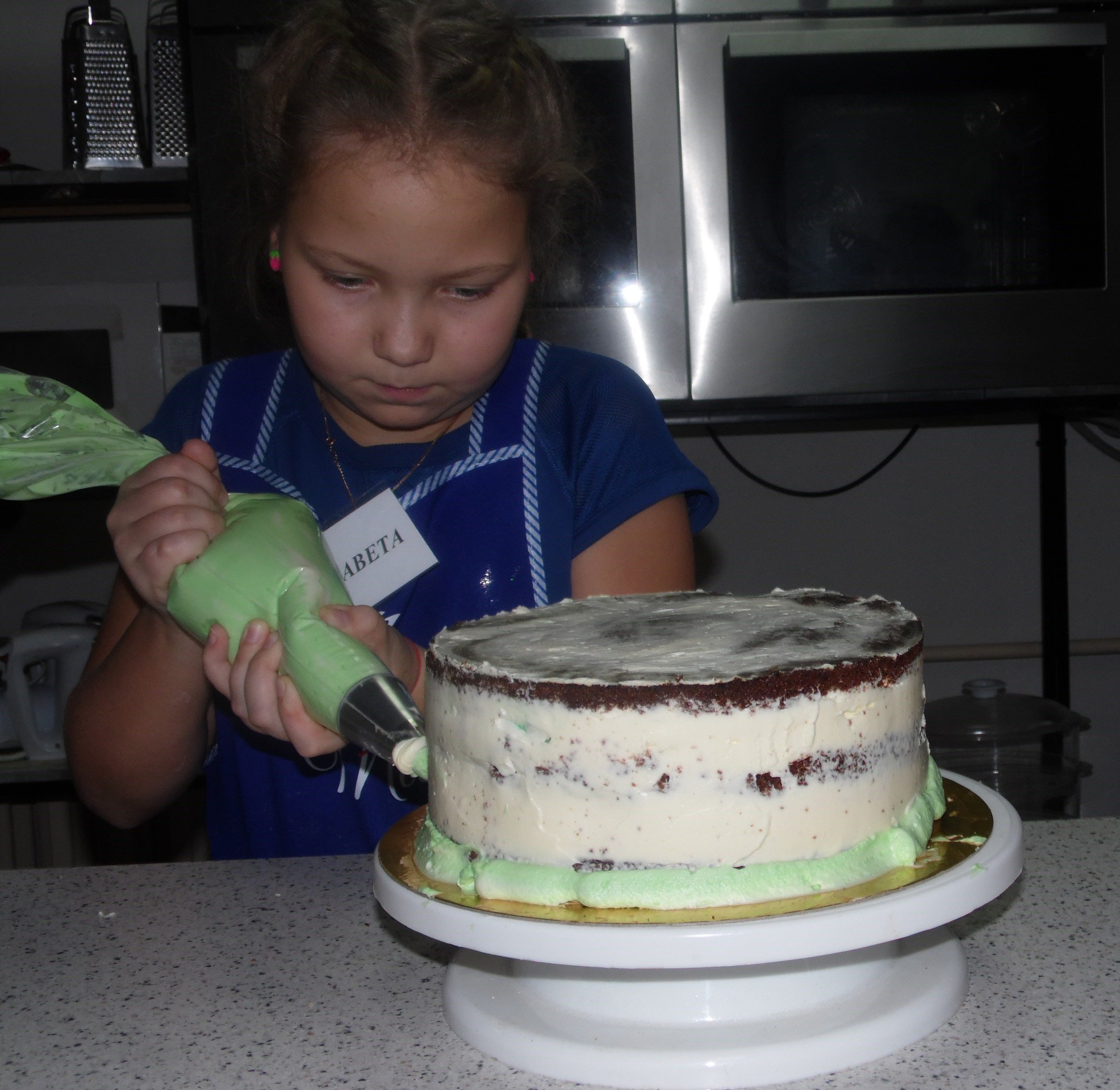 Мама печет торты. Дети готовят торт. Дети пекут торт. Дети стряпают торт. Интересное приготовление детских тортов.