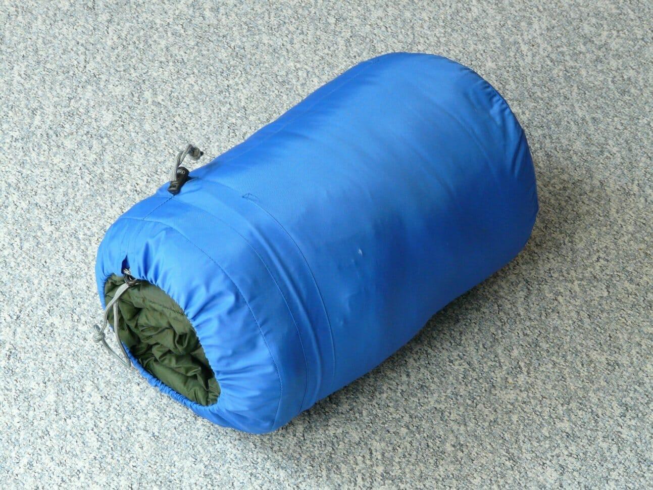 На дно рюкзака укладывается спальный мешок